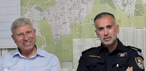 פגישת עבודה בין מפקד מחוז חוף, ניצב יחיאל בוהדנה, לראש העיר, יעקב פרץ (צילום: דוברות המשטרה) פגישת עבודה בין מפקד מחוז חוף, ניצב יחיאל בוהדנה, לראש העיר, יעקב פרץ