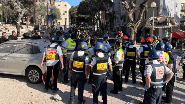 דניאל שטיין בזירת נפילה בחיפה 22.6.25 (צילום: מד"א) דניאל שטיין בזירת נפילה בחיפה 22.6.25