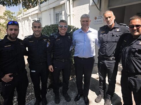 פגישת עבודה בין מפקד מחוז חוף, ניצב יחיאל בוהדנה, לראש העיר, יעקב פרץ (צילום: דוברות המשטרה) פגישת עבודה בין מפקד מחוז חוף, ניצב יחיאל בוהדנה, לראש העיר, יעקב פרץ