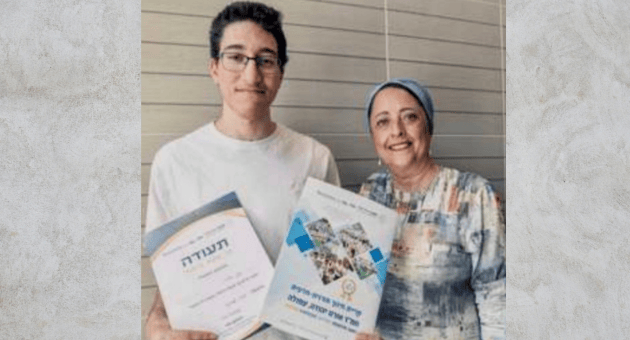 המורה אביבה טיירי מאורט יהודה חילקה תעודות בבתי התלמידים המורה אביבה טיירי מאורט יהודה חילקה תעודות בבתי התלמידים