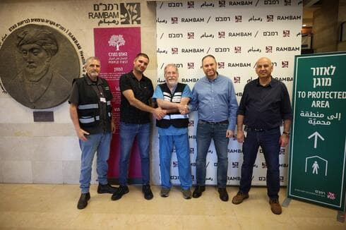 מימין: ניסים חיים סגן מנהל בית חולים, ליאור שחורי סמנכ"ל סחר, פרופ' מיקי הלברטל מנהל רמב"ם, לואי עומרי מנהל השיווק של הרשת סלאח דבאח, אמיר בן יוסף מישנה לסמנכ"ל בית חולים (באדיבות רמב"ם ) ימין : ניסים חיים סגן מנהל בית חולים, ליאור שחורי סמנכ"ל סחר, פרופ' מיקי הלברטל מנהל רמב"ם, לואי עומרי מנהל השיווק של הרשת סלאח דבאח, אמיר בן יוסף מישנה לסמנכ"ל בית חולים
