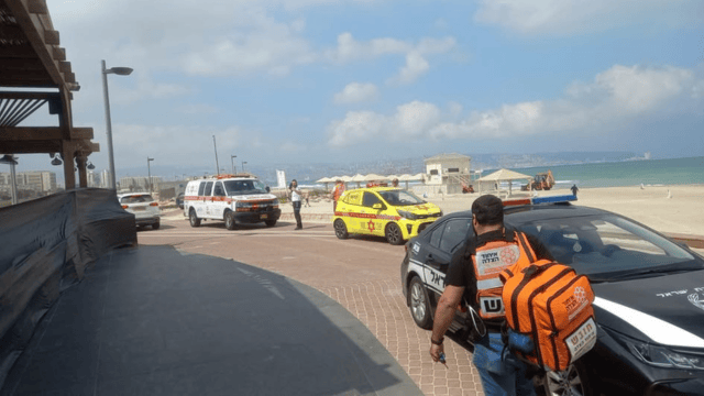 נכנסו לים בזמן אזעקה. שני תושבים חולצו בחוף קרית ים נכנסו לים בזמן אזעקה. שני תושבים חולצו בחוף קרית ים