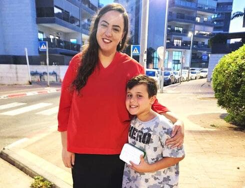 אביה סבג מבית ספר שוהם פינקה את התלמידים בעוגיות (צילום: עיריית עפולה) אביה סבג מבית ספר שוהם פינקה את התלמידים בעוגיות