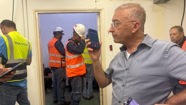 מנכל חברת חשמל מאיר שפיגלר בעיר התחתית בחיפה