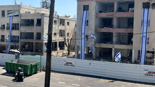 בניינים שנפגעו בנווה שאנן (צילום: דורון סולומון) בניינים שנפגעו בנווה שאנן