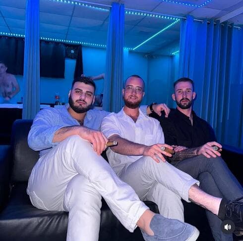 אלון דוידוב ז"ל (במרכז) עם חבריו (צילום: פרטי) אלון דוידוב ז"ל (במרכז) עם חבריו