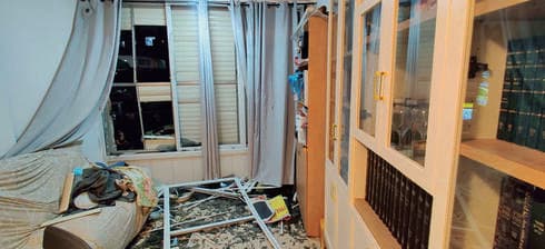 בית משפחת פייגין לאחר פגיעת הטיל (צילום: פרטי) בית משפחת פייגין לאחר פגיעת הטיל