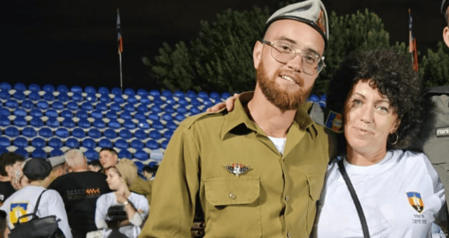 אלון דוידוב ז"ל בטקס סוף מסלול עם אימו אלון דוידוב ז"ל בטקס סוף מסלול עם אימו