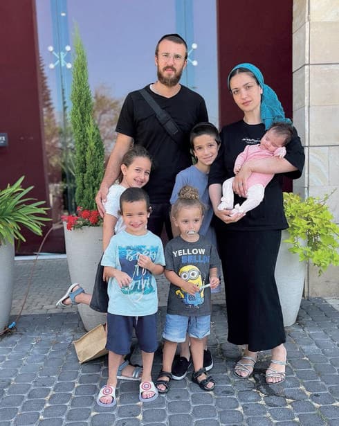 משפחת אמינוב מחוץ למלון ניקס בתל אביב