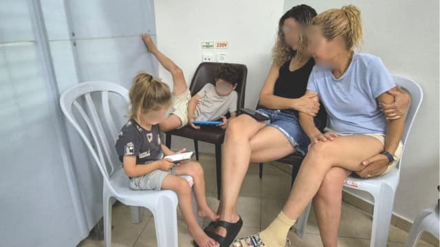 משפחה בממ"ד (למצולמים אין קשר לכתבה) 