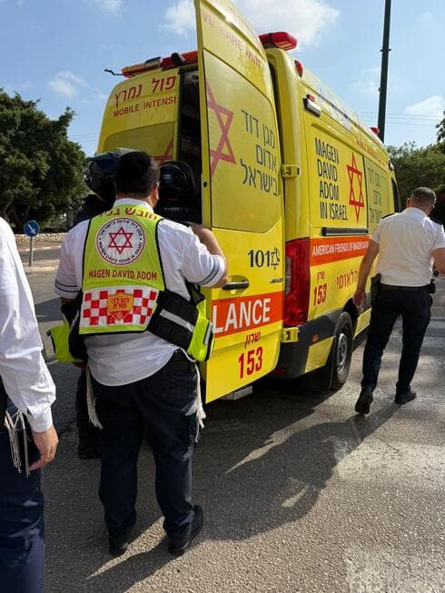 זירת האירוע ברחוב קרן היסוד בנתניה (צילום: דוברות מד"א־הצלה שרון) זירת האירוע ברחוב קרן היסוד בנתניה