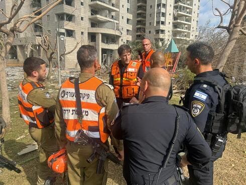 זירת פגיעת הטיל בפתח תקוה