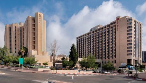מלונות רמדה ורויאל. אחד נסגר השני פועל