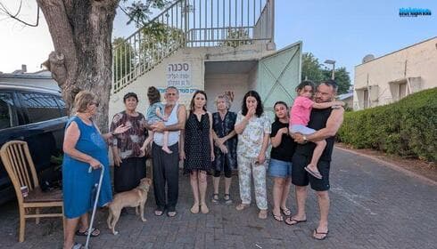 רויטל מנצור והשכנים ליד המקלט הציבורי