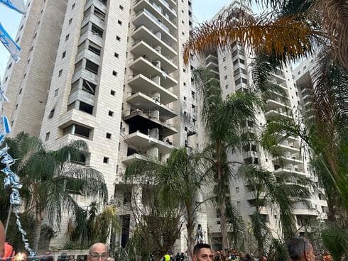 זירת פגיעת הטיל בפתח תקוה