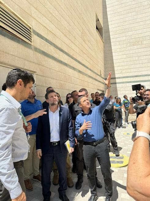 רוביק דנילוביץ' והשר סמוטריץ' לאחר נפילה טיל בבאר שבע