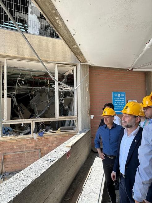 רוביק דנילוביץ' והשר סמוטריץ' לאחר נפילה טיל בבאר שבע