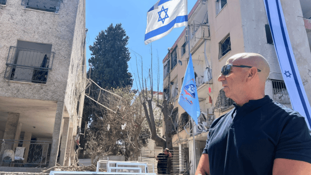 צביקה ברבי בזירת הפגיעה בנווה שאנן בחיפה