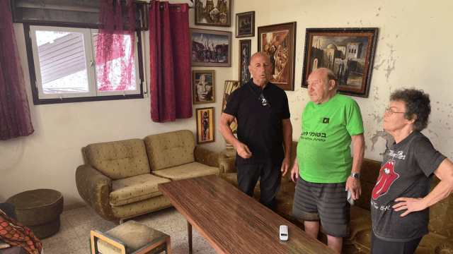 הזוג אנגל וברבי בדירה הפגועה בנווה שאנן בחיפה
