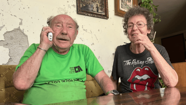 בטלפון עם נציגי העירייה. בני ורחל אנגל בנווה שאנן בחיפה