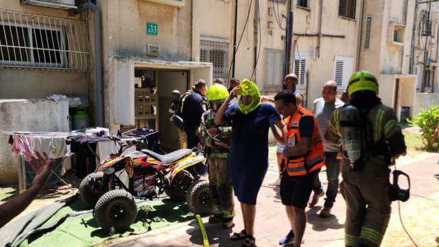 חילוץ הדיירים מהבניין בכפר סבא