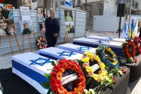 טקס הפרידה מחמשת בני המשפחה שנספו בפגיעת הטיל בבת ים