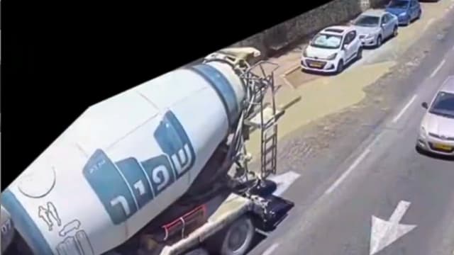 שפיכת מלט ברחוב אינטרנציונל חיפה