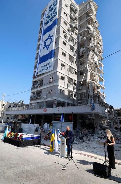 טקס הפרידה מחמשת בני המשפחה שנספו בפגיעת הטיל בבת ים