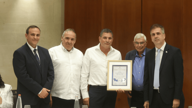 שר האנרגיה העניק לבזן אות הוקרה שר האנרגיה העניק לבזן אות הוקרה