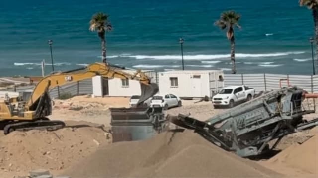 סוללים את הדרך לים. עבודות פיתוח נופי בשטח חוף הים בקרית ים הסמוך למרכז הקליטה (צילום: באדיבות העירייה) סוללים את הדרך לים. העבודות לשבירת החומה בקרית ים