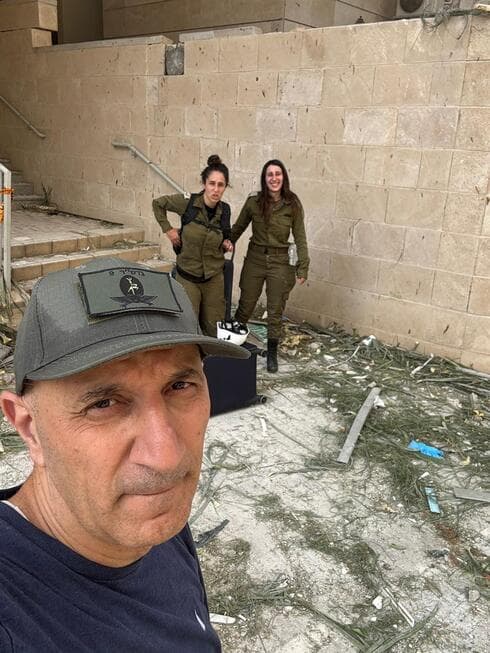 "אין מספיק דירות להשכרה בנווה גן" (אברהם אקילוב עם שתי בנותיו. צילום: באדיבות אברהם אקילוב) אברהם אקילוב עם שתי בנותיו