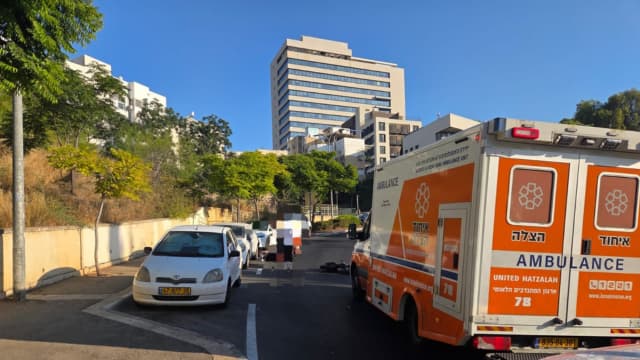 גבר ואישה נפצעו בתאונת אופניים חשמליים בחיפה