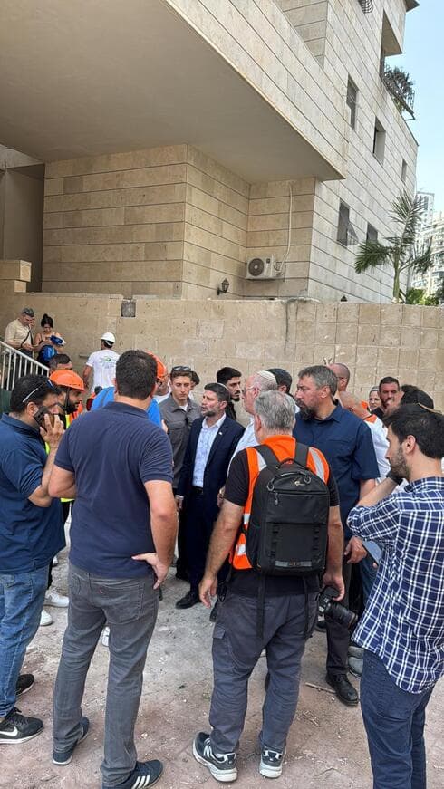 השר סמוטריץ' בזירת פגיעת הטיל בפתח תקוה