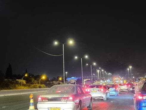 פקק בכביש 5 בשעת לילה מאוחרת