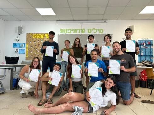 חברי מכינת בארי בסיום השנה ובמהלך הפרויקט ( צילום: דוברות עיריית כפר סבא) חברי מכינת בארי בסיום השנה ובמהלך הפרויקט