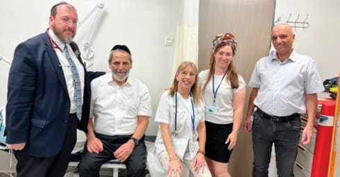 משה זמיר והצוות המטפל במרפאה