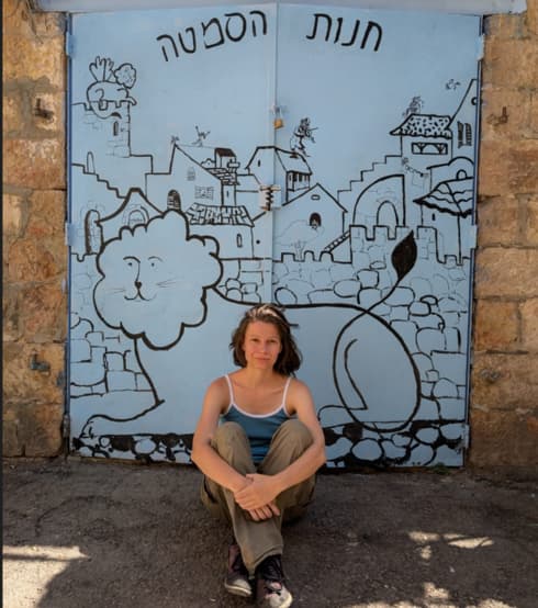 אנה דורפמן ליד החנות
