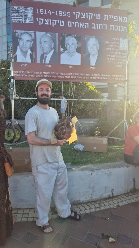 חנוכת רחוב ע"ש האחים טיקוצקי פתח תקוה (צילום: מתוך דף הפייסבוק של רמי גרינברג, שימוש לפי סעיף 27א לחוק זכויות יוצרים) חנוכת רחוב ע"ש האחים טיקוצקי פתח תקוה