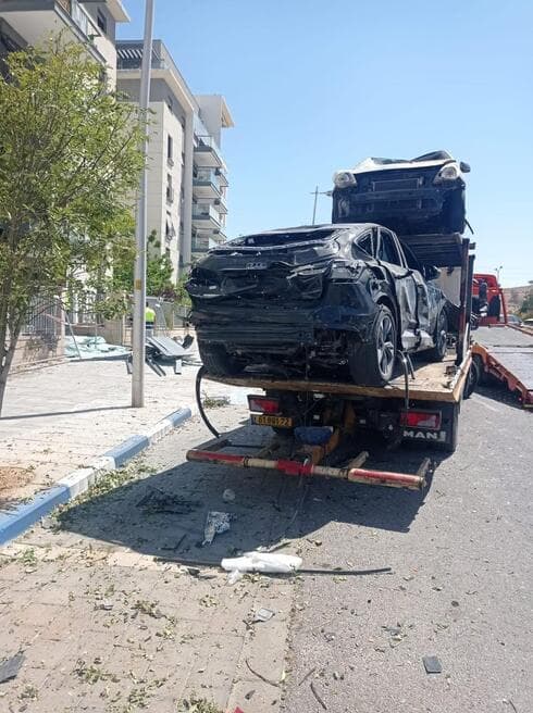 רכבים שנפגעו מהטילים בבאר שבע