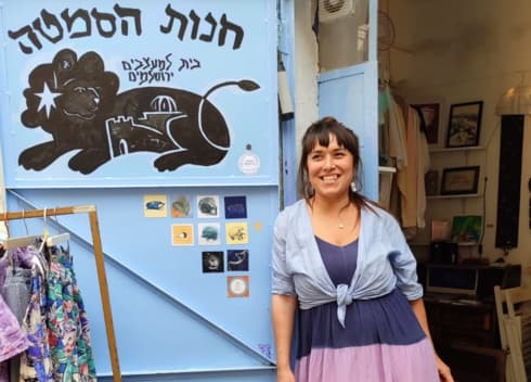 דריה יונה בכניסה לחנות