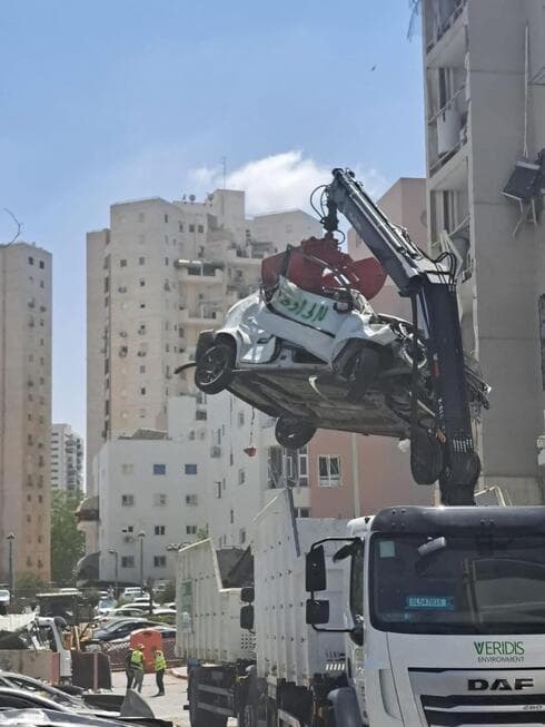 רכבים שנפגעו מהטילים בבאר שבע