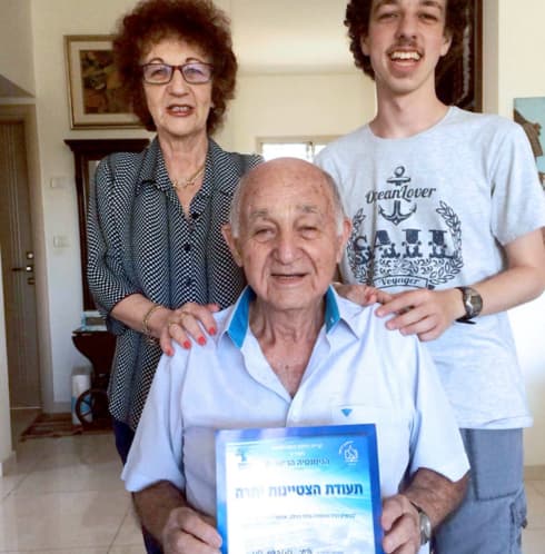 גמליאל (גמי) סגל ז"ל מקבל את פרס ראש העיר