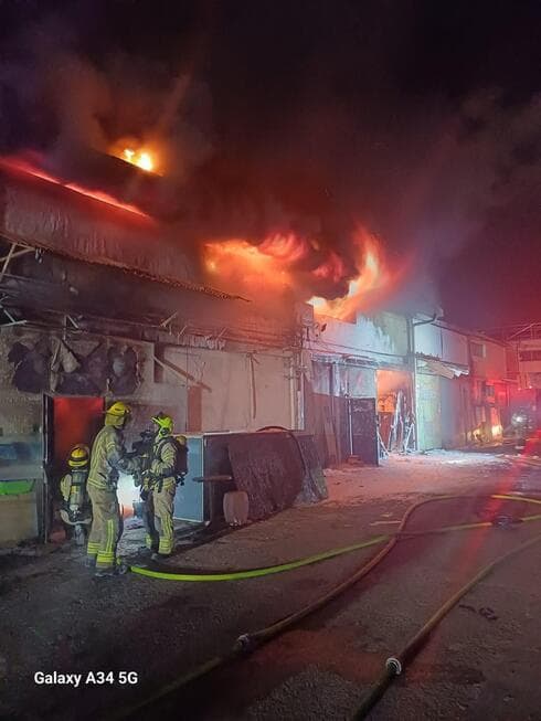 שריפה גדולה באזור התעשייה בקרית ביאליק: שמונה עסקים ניזוקו (צילום: כיבוי אש) שריפה גדולה באזור התעשייה בקרית ביאליק: שמונה עסקים ניזוקו