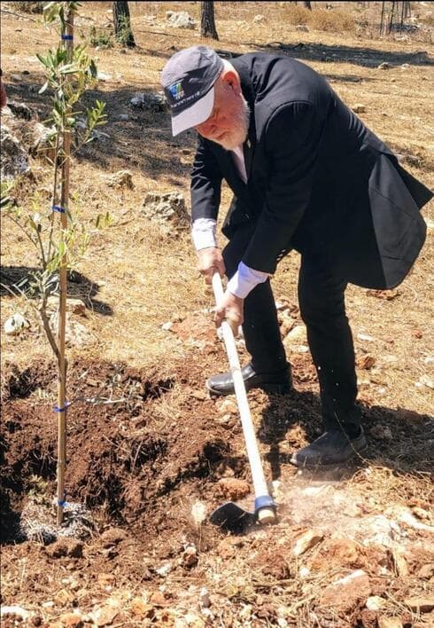 ראש העיר רונן פלוט נוטע עץ בחורשת אסירי ציון