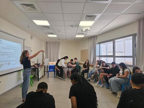 יפעת אורטוב בסדנת הכנה לתלמידי אורט