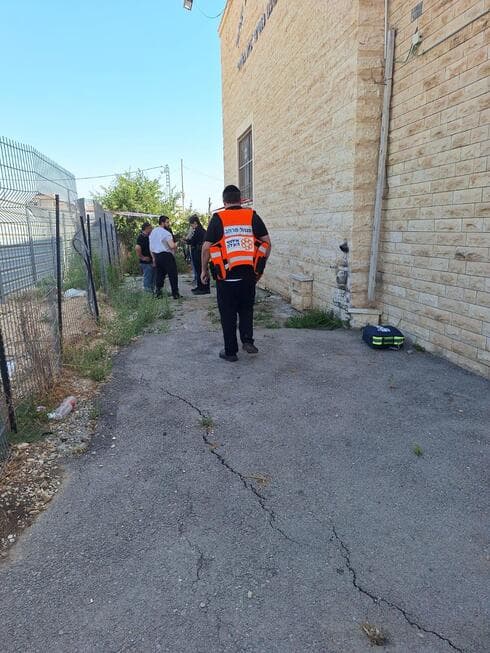 גבר כבן 60 אותר ללא רוח חיים סמוך לבית כנסת בקרית אתא