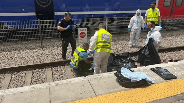 נפגעה מרכבת חולפת נפגעה מרכבת חולפת