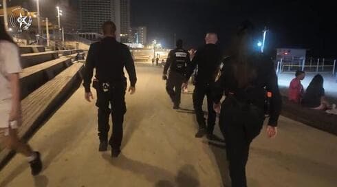 השוטרים יצאו לבדוק מה עושים בני הנוער בבת ים השוטרים יצאו לבדוק מה עושים בני הנוער בבת ים