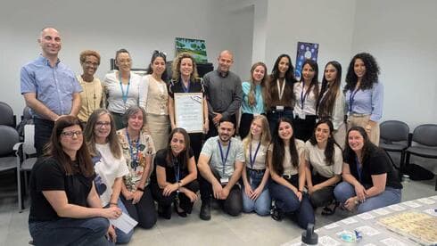 צוות מאמני החוסן עם תעודת ההוקרה יחד רונן נודלמן, דר מוסא זובידאת, סיגל בלישה ויפעת אלון.

