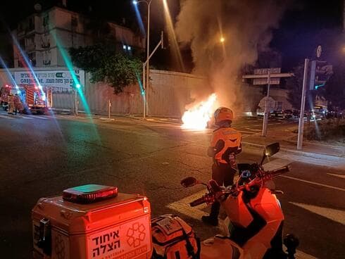 רכב עלה באש בחולון